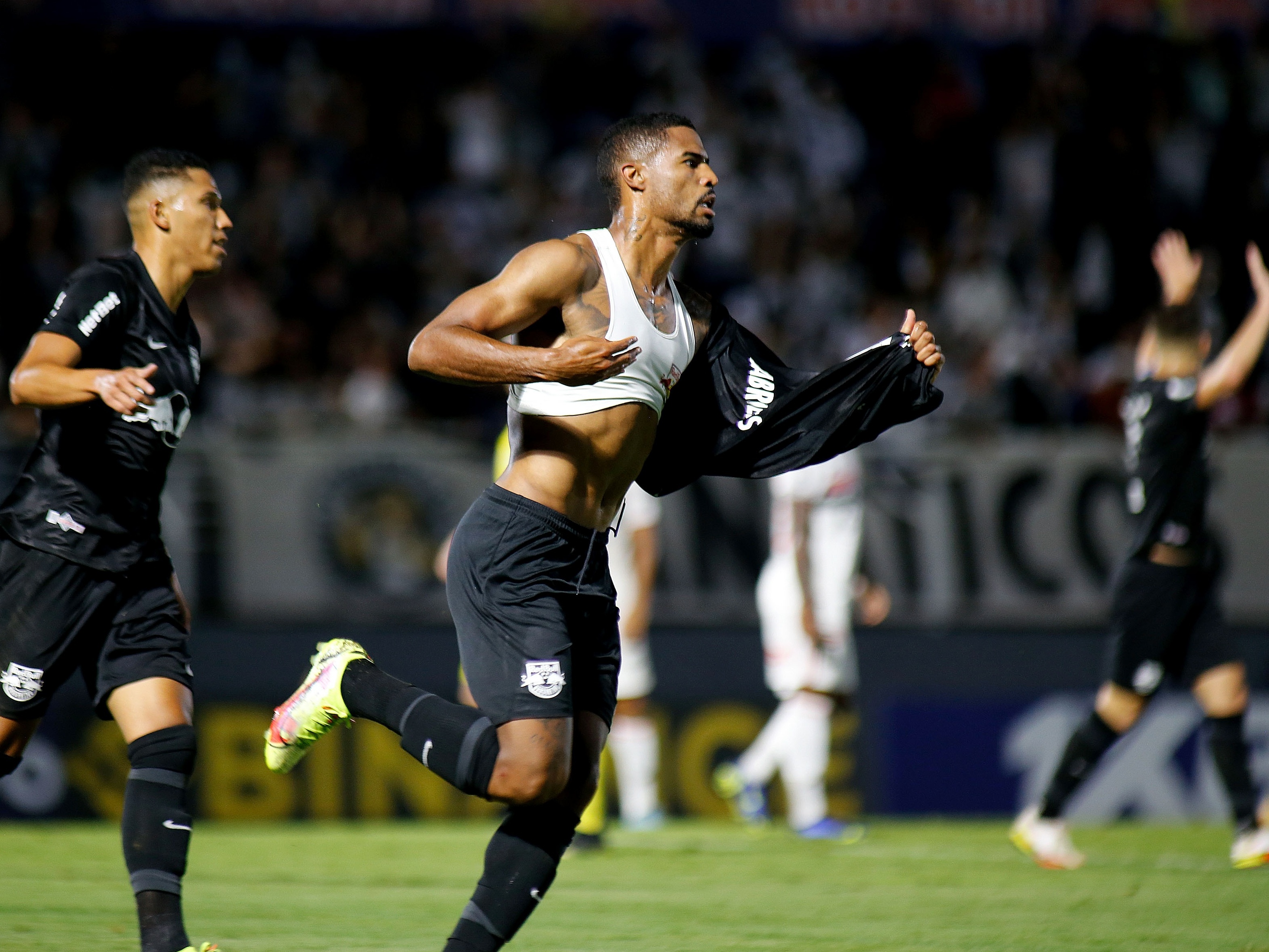 Corinthians supera Red Bull Bragantino no jogo de volta e fica com