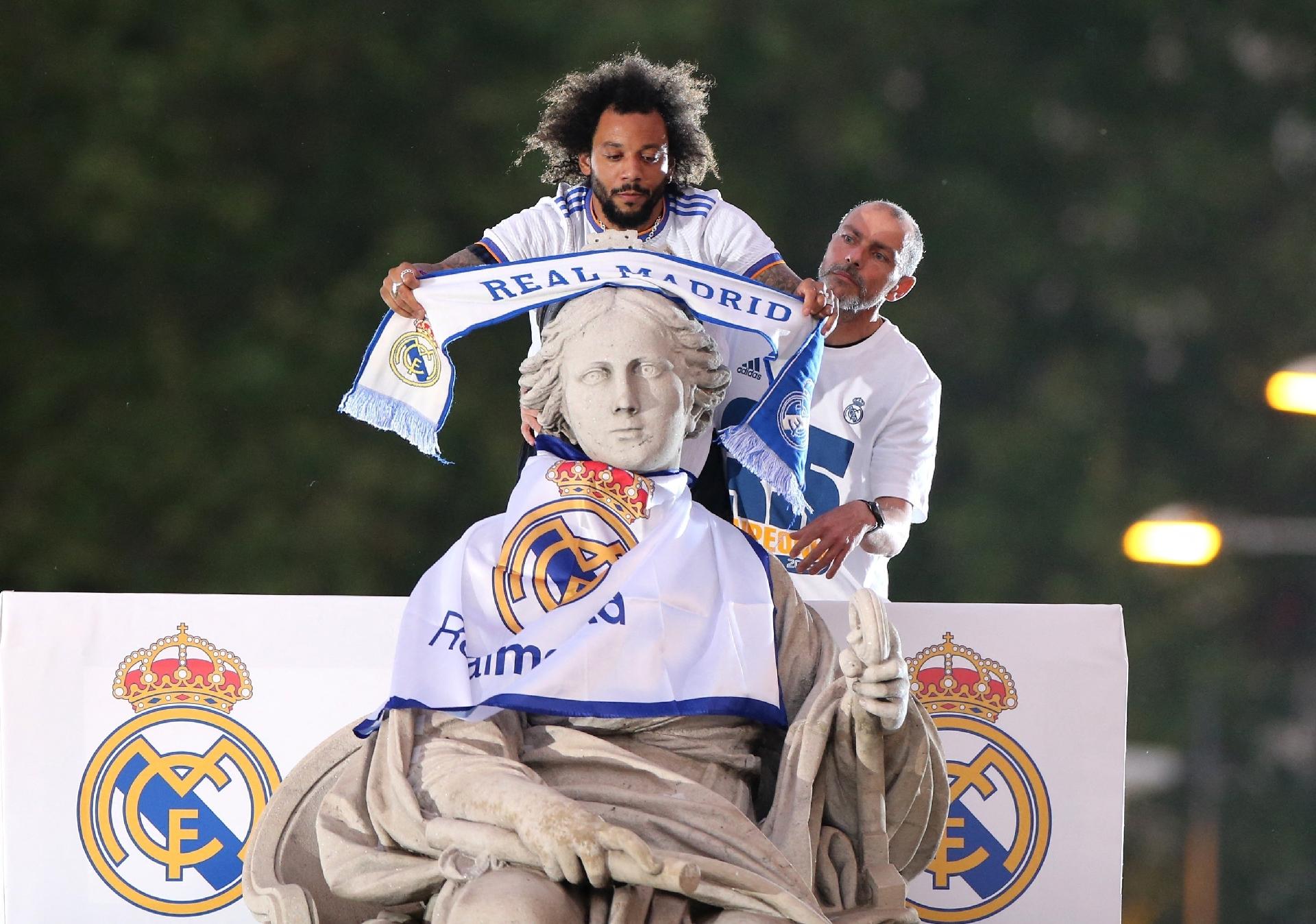 Marcelo sobe no topo da estátua de Cibeles para comemorar o título do Real Madrid - Isabel Infantes/Reuters