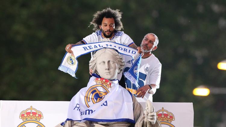 Marcelo sobe no topo da estátua de Cibeles para comemorar o título do Real Madrid - Isabel Infantes/Reuters - Isabel Infantes/Reuters