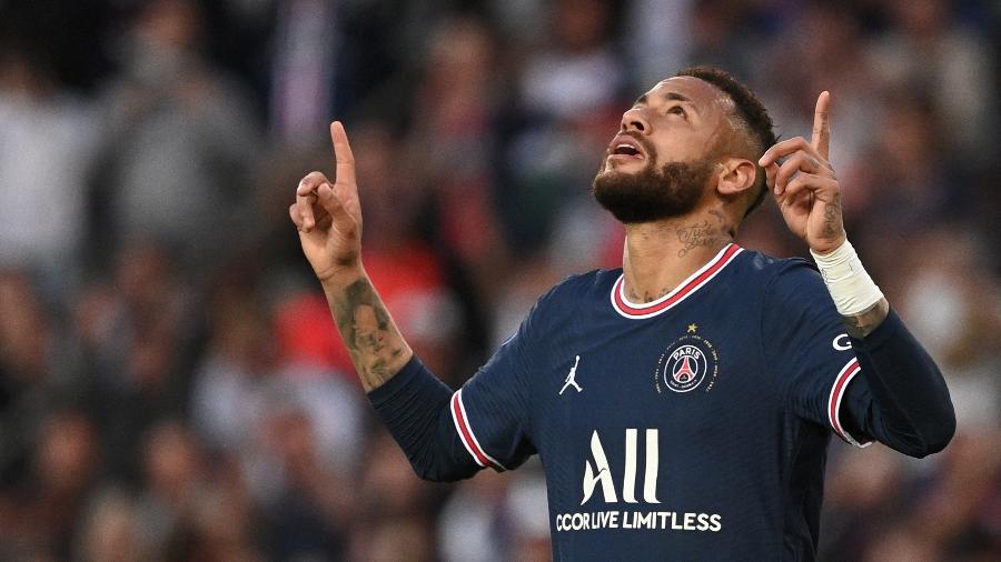 Neymar, do PSG, comemora gol contra o Troyes pelo Campeonato Francês - ANNE-CHRISTINE POUJOULAT / AFP