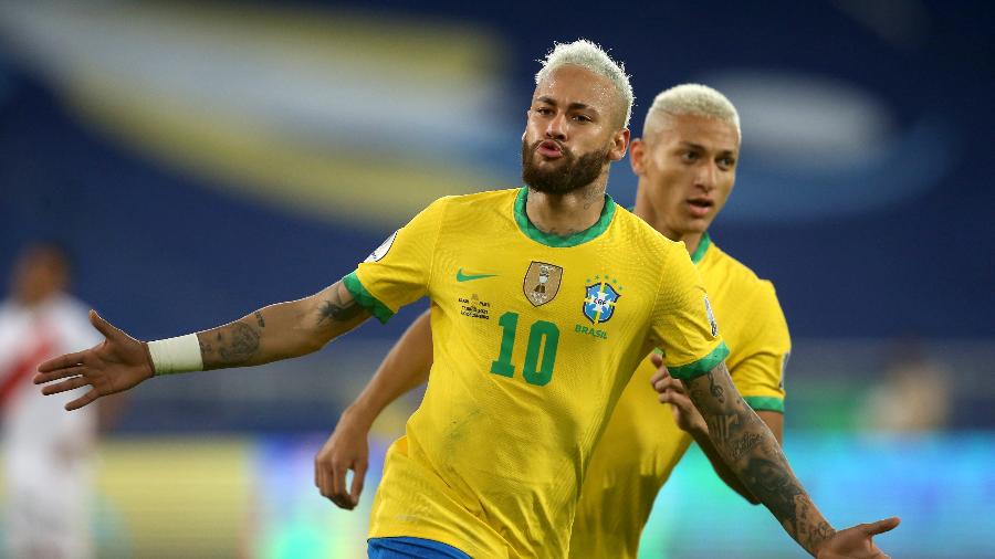 Neymar e Richarlison comemoram gol da seleção brasileira contra o Peru na Copa América de 2021 - MB Media/Getty Images