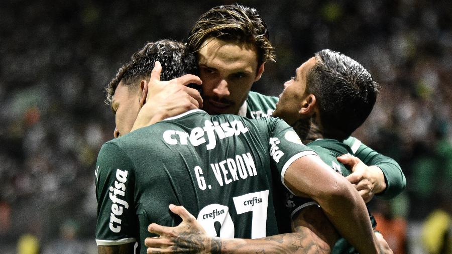 Jogadores do Palmeiras abraçam Gabriel Veron, autor do gol que deu a vitória ao clube na partida contra o Cuiabá - RONALDO BARRETO/THENEWS2/ESTADÃO CONTEÚDO