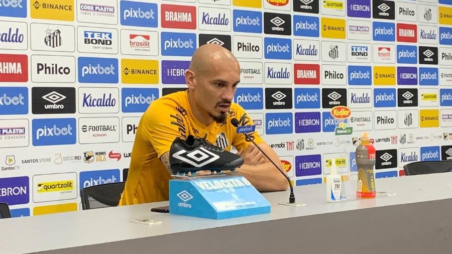 Zagueiro Maicon concede coletiva à imprensa - Reprodução Santos FC