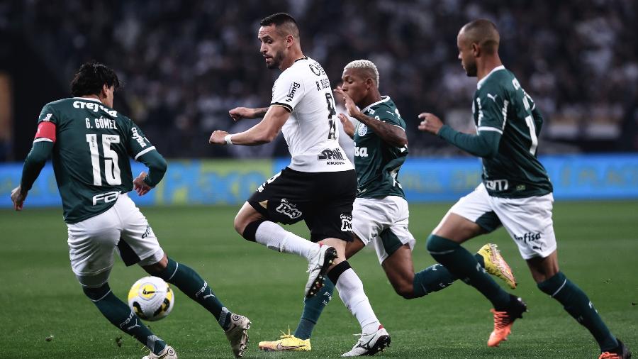 Renato Augusto tenta jogada em meio a marcadores durante Corinthians x Palmeiras no Brasileirão - Ettore Chiereguini/AGIF