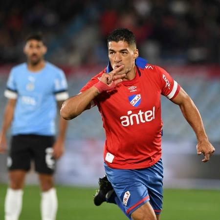 Luis Suárez comemora seu gol na vitória do Nacional sobre o Montevideo City Torque, pelo Campeonato Uruguaio - Sandro Pereyra/Getty