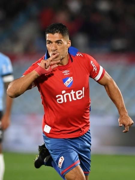Luis Suárez comemora seu gol na vitória do Nacional sobre o Montevideo City Torque, pelo Campeonato Uruguaio - Sandro Pereyra/Getty