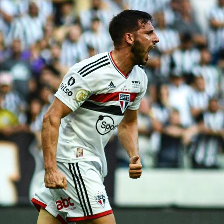 Calleri celebra gol marcado pelo São Paulo no jogo contra o Ceará pelo Campeonato Brasileiro - Kely Pereira/AGIF