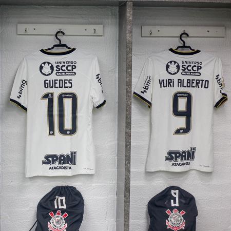 Camisas de Renato Augusto, Róger Guedes e Yuri Alberto no vestiário do Corinthians antes do jogo contra o Juventude - Rodrigo Coca/Ag. Corinthians