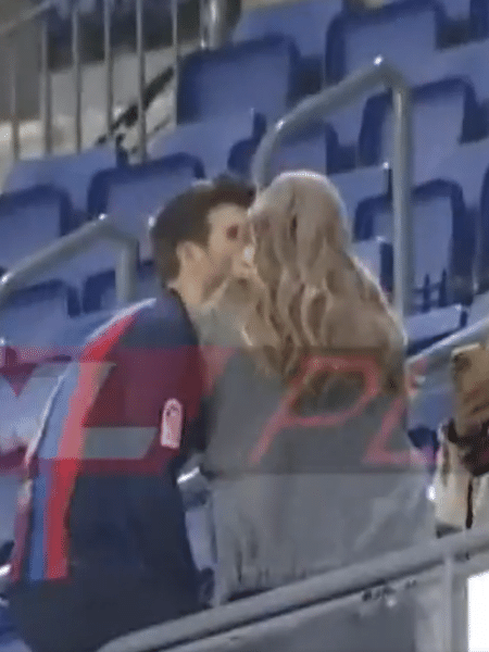 Gerard Piqué ao lado de sua namorada Clara Chia após sua despedida do Barcelona - Reprodução/Directo Gol