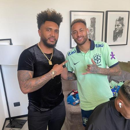 O barbeiro Lucas Silva junto de Neymar, na concentração da seleção brasileira em Turim, na Itália - Lucas Silva/Arquivo pessoal