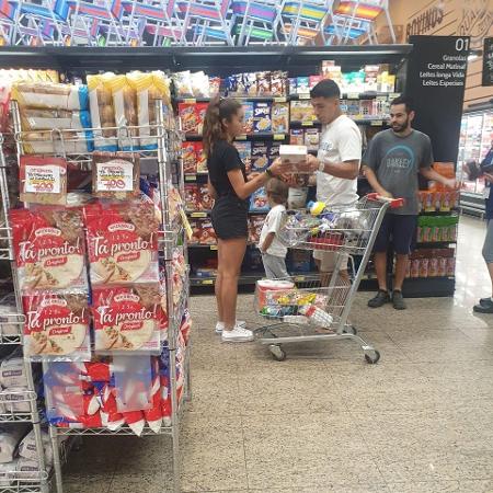 Luis Suárez faz compras em um supermercado em Porto Alegre - Reprodução/Twitter