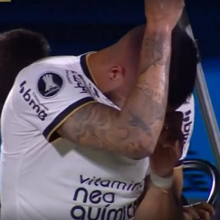 Renato Augusto, do Corinthians, deixa campo de maca e chorando no jogo contra o Liverpool, pela Libertadores - Reprodução/Twitter