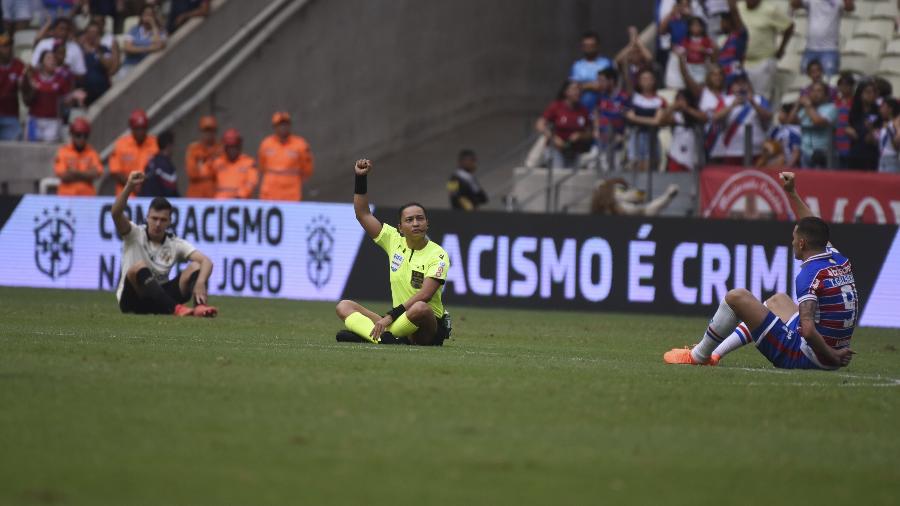 Edina Alves Batista e jogadores de Fortaleza e Vasco protestam contra racismo no futebol antes do jogo no Brasileirão