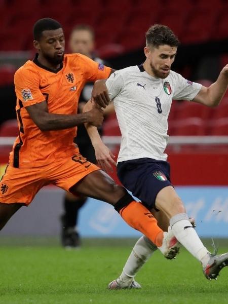 Georginio Wijnaldum, da Holanda, e Jorginho, da Itália, durante partida em 2020 - Soccrates Images/Getty Images