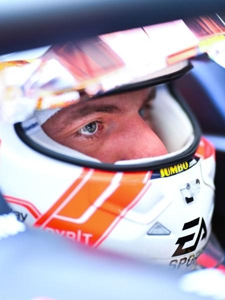 Max Verstappen aguarda reinício do primeiro treino livre do GP do Canadá de F1 - Dan Mullan/Getty Images