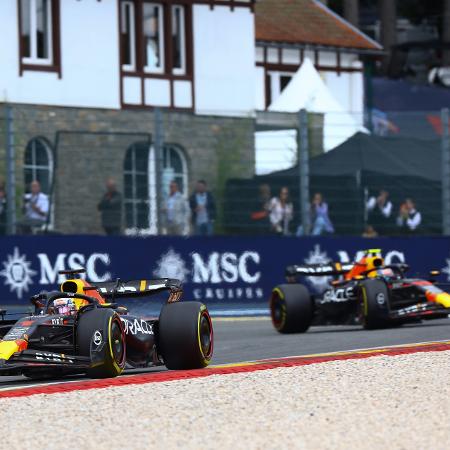 Max Verstappen à frente do companheiro, Sergio Pérez, durante o GP da Bélgica