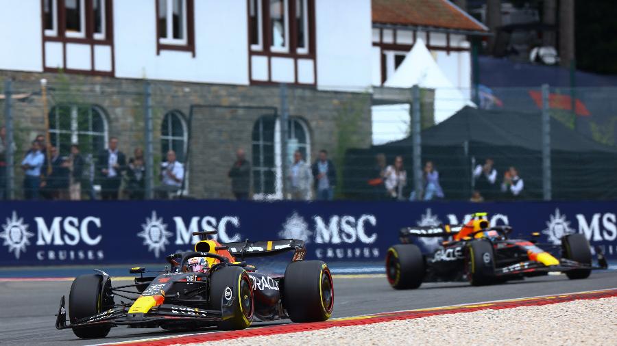 Max Verstappen à frente do companheiro, Sergio Pérez, durante o GP da Bélgica