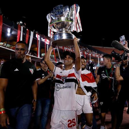 Alisson, do São Paulo, carrega taça da Copa do Brasil, conquistada após empate contra o Flamengo