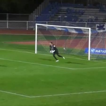 Goleiro Anthony Beuve, do Avranches, ao defender pênalti contra o GOAL FC