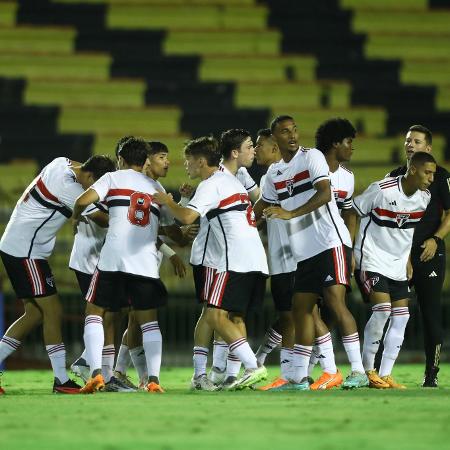 Jogadores do São Paulo celebram gol contra o Flamengo pelo Campeonato Brasileiro sub-17