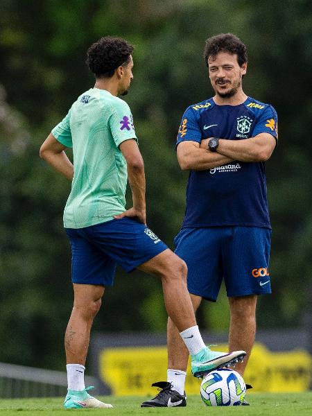 Fernando Diniz, técnico da seleção, conversa com Marquinhos durante treino na Granja Comary