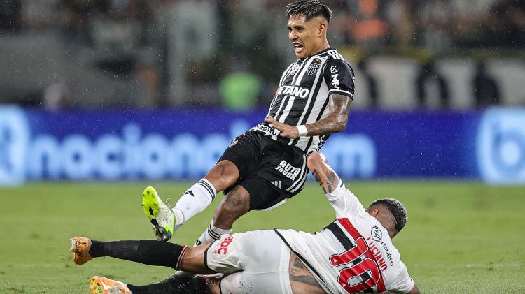 Zaracho é derrubado por Luciano durante Atlético-MG x São Paulo, jogo do Campeonato Brasileiro