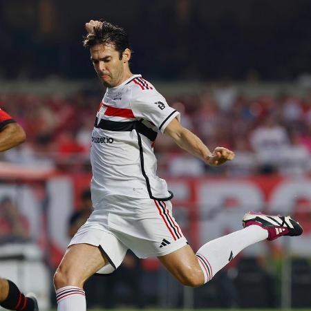 Kaká em jogo festivo entre São Paulo e Milan