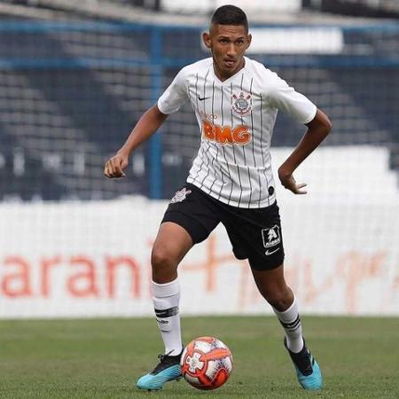 Renato, zagueiro da base do Corinthians, pode jogar contra o Cruzeiro