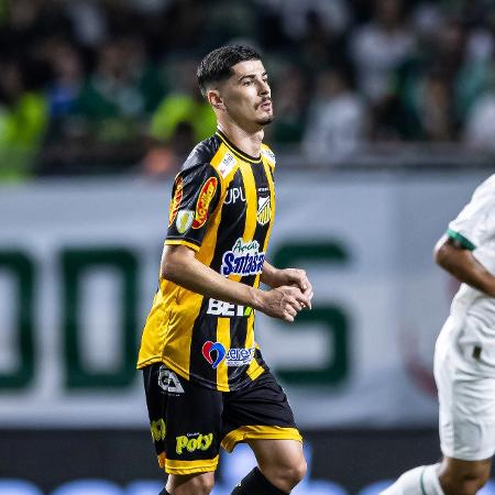 Rômulo, do Novorizontino, em ação contra o Palmeiras, pela semifinal do Paulistão