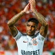 Paulinho negocia renovação com o Corinthians e crê em 'final feliz'