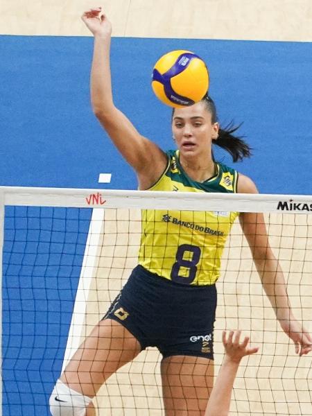 Júlia Kudiess, da seleção brasileira de vôlei, em jogo contra a Sérvia, pela Liga das Nações