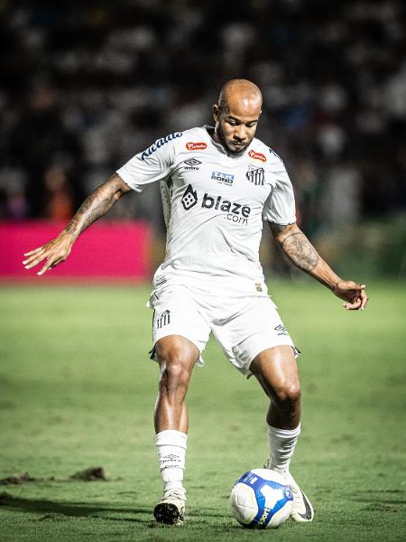 Patrick, jogador do Santos, durante partida contra o Mirassol, pelo Brasileirão Série B 2024.