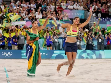 Quadro de medalhas atualizado: Brasil dá salto com ouro no vôlei de praia