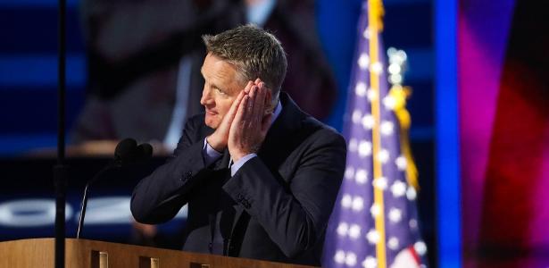 Steve Kerr alfineta Trump com gesto de Curry na Convenção Democrata