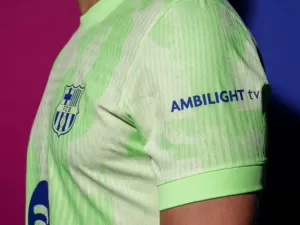 Barcelona inova e lança camisa verde fluorescente com logotipo invertido