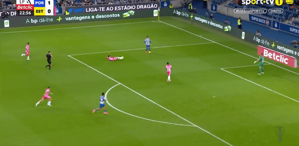 Pepê do Grêmio demonstra Fair Play ao desistir de gol por lesão.