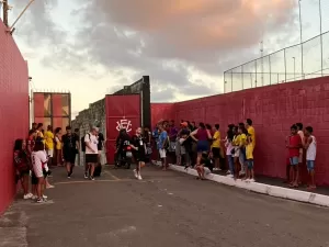 Torcedores não conseguem ver treino da seleção e se revoltam: 'vergonha'