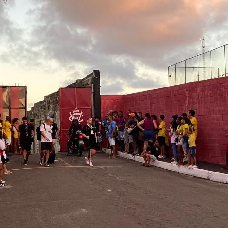 Torcedores tentam ver treino da seleção no Barradão