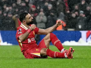 Salah iguala Henry, mas Liverpool empata com United em clássico 'congelado'