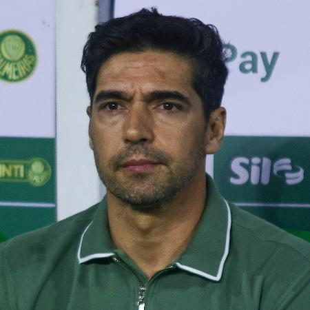 Abel Ferreira já sinalizou que quer um zagueiro para o lugar de Vitor Reis