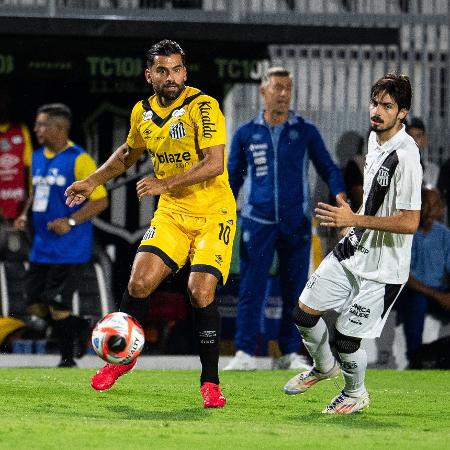 Rincón, do Santos, em ação durante jogo contra a Ponte Preta pelo Paulistão - REBECA SCHUMACKER/ENQUADRAR/ESTADÃO CONTEÚDO