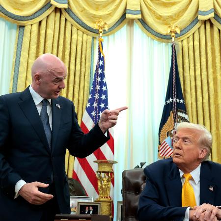 Gianni Infantino, presidente de Fifa, apresenta troféu do Super Mundial para Donald Trump, presidente dos EUA Gianni Infantino, presidente de Fifa, apresenta troféu do Super Mundial para Donald Trump, presidente dos EUA