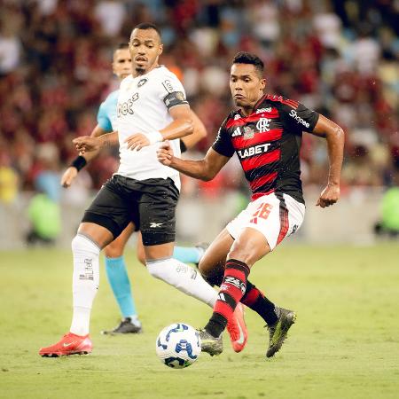 Alex Sandro e Marlon Freitas disputam bola durante Flamengo e Botafogo