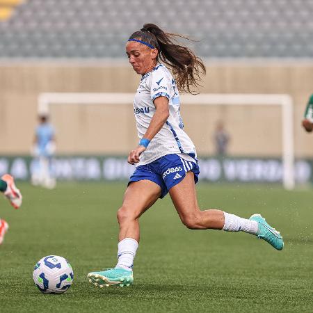 Pri Back, meia do Cruzeiro, em ação contra o Palmeiras no Brasileirão feminino