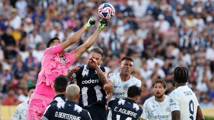 Andrada intenta bloquear un centro durante el partido River Plate vs Monterrey, por el Mundial.