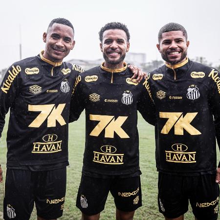Jogadores da Fúria, da Kings League, no treino profissional do Santos Jogadores da Fúria, da Kings League, no treino profissional do Santos