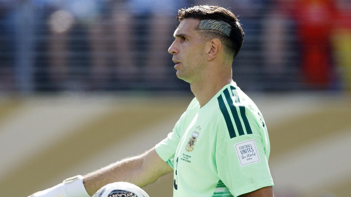 Dibu faz mais defesas na final do que goleiro da Espanha na Copa inteira