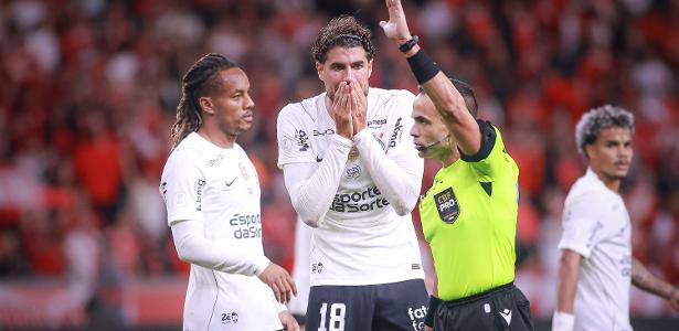 Jogadores do Corinthians se revoltam com comportamento do juiz no Beira Rio