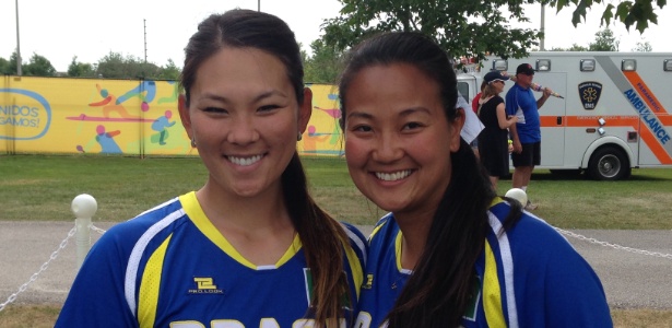 Vivian Morimoto (esq.) e Simone Suftsugu, pioneiras do softbol no Pan