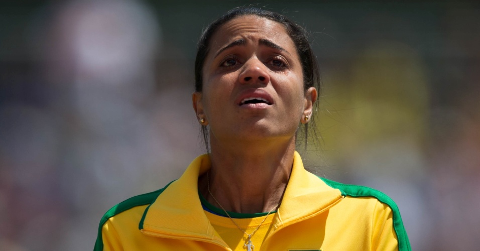 Juliana dos Santos chora no pódio depois da conquista nos 5.000m feminino